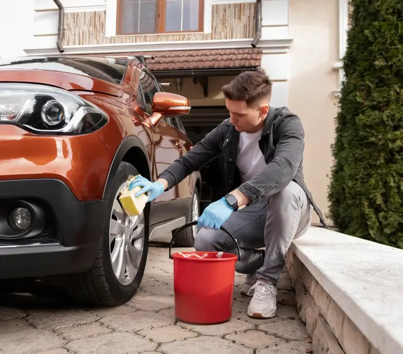 Lavage auto à domicile Moult-Chicheboville : professionnel intervenant sur un véhicule
